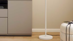 Stehleuchte Interliving aus Metall in Hellgrau Interliving Leuchten Serie 9351 - Stehlampe warmgraues & kaffeefarbenes Metall - Höhe ca. 160 cm