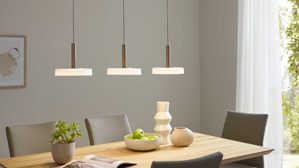 Pendelleuchte Interliving aus Metall in Hellgrau Interliving Leuchten Serie 9351 - Hängelampe warmgraues & kaffeefarbenes Metall - drei Lampenschirme