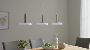 Pendelleuchte Interliving aus Metall in Hellgrau Interliving Leuchten Serie 9351 - Hängelampe warmgraues & kaffeefarbenes Metall - drei Lampenschirme