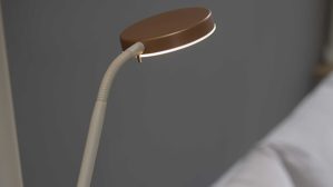 Stehleuchte Interliving aus Metall in Hellgrau Interliving Leuchten Serie 9352 - Stehlampe mit Leselicht warmgraues & kaffeefarbenes Metall - Höhe ca. 180 cm