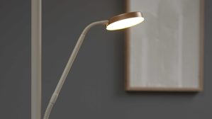 Stehleuchte Interliving aus Metall in Hellgrau Interliving Leuchten Serie 9352 - Stehlampe mit Leselicht warmgraues & kaffeefarbenes Metall - Höhe ca. 180 cm