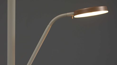 Stehleuchte Interliving aus Metall in Hellgrau Interliving Leuchten Serie 9352 - Stehlampe mit Leselicht warmgraues & kaffeefarbenes Metall - Höhe ca. 180 cm