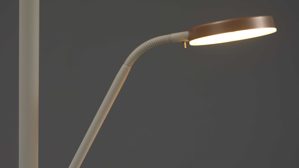 Stehleuchte Interliving aus Metall in Hellgrau Interliving Leuchten Serie 9352 - Stehlampe mit Leselicht warmgraues & kaffeefarbenes Metall - Höhe ca. 180 cm