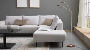 Stehleuchte Interliving aus Metall in Hellgrau Interliving Leuchten Serie 9352 - Stehlampe mit zwei Flexarmen warmgraues & kaffeefarbenes Metall - Höhe ca. 160 cm