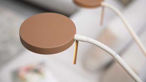 Stehleuchte Interliving aus Metall in Hellgrau Interliving Leuchten Serie 9352 - Stehlampe mit zwei Flexarmen warmgraues & kaffeefarbenes Metall - Höhe ca. 160 cm