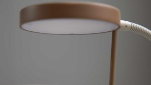 Stehleuchte Interliving aus Metall in Hellgrau Interliving Leuchten Serie 9352 - Stehlampe mit zwei Flexarmen warmgraues & kaffeefarbenes Metall - Höhe ca. 160 cm