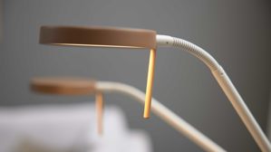 Stehleuchte Interliving aus Metall in Hellgrau Interliving Leuchten Serie 9352 - Stehlampe mit zwei Flexarmen warmgraues & kaffeefarbenes Metall - Höhe ca. 160 cm