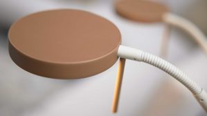 Stehleuchte Interliving aus Metall in Hellgrau Interliving Leuchten Serie 9352 - Stehlampe mit zwei Flexarmen warmgraues & kaffeefarbenes Metall - Höhe ca. 160 cm