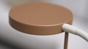 Stehleuchte Interliving aus Metall in Hellgrau Interliving Leuchten Serie 9352 - Stehlampe mit zwei Flexarmen warmgraues & kaffeefarbenes Metall - Höhe ca. 160 cm