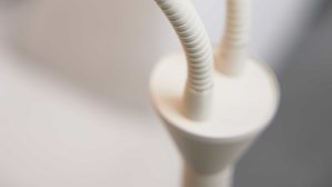 Stehleuchte Interliving aus Metall in Hellgrau Interliving Leuchten Serie 9352 - Stehlampe mit zwei Flexarmen warmgraues & kaffeefarbenes Metall - Höhe ca. 160 cm