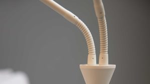 Stehleuchte Interliving aus Metall in Hellgrau Interliving Leuchten Serie 9352 - Stehlampe mit zwei Flexarmen warmgraues & kaffeefarbenes Metall - Höhe ca. 160 cm