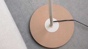 Stehleuchte Interliving aus Metall in Hellgrau Interliving Leuchten Serie 9352 - Stehlampe mit Flexarm warmgraues & kaffeefarbenes Metall - Höhe ca. 145 cm