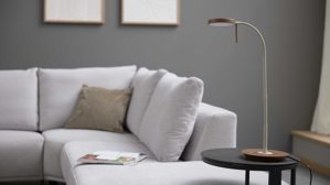 Tischleuchte Interliving aus Metall in Hellgrau Interliving Leuchten Serie 9352 - Tischlampe, auch als Schreibtischleuchte warmgraues & kaffeefarbenes Metall - Höhe ca. 57 cm