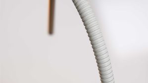 Tischleuchte Interliving aus Metall in Hellgrau Interliving Leuchten Serie 9352 - Tischlampe, auch als Schreibtischleuchte warmgraues & kaffeefarbenes Metall - Höhe ca. 57 cm