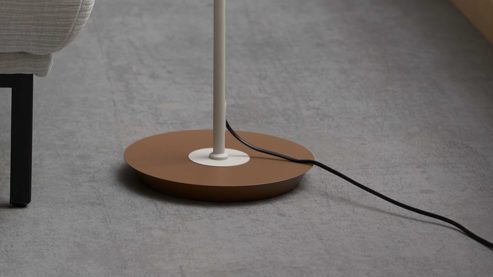 Stehleuchte Interliving aus Metall in Hellgrau Interliving Leuchten Serie 9352 - Stehlampe mit Flexarm warmgraues & kaffeefarbenes Metall - Höhe ca. 145 cm