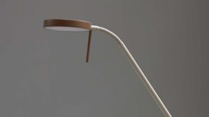 Stehleuchte Interliving aus Metall in Hellgrau Interliving Leuchten Serie 9352 - Stehlampe mit Flexarm warmgraues & kaffeefarbenes Metall - Höhe ca. 145 cm