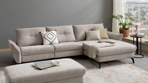 Ecksofa Interliving aus Stoff in Hellgrau Interliving Sofa Serie 4400 - Ecksofa mit Armlehnverstellung platingrauer Bezug DWN 49 - Stellfläche ca. 302 x 167 cm