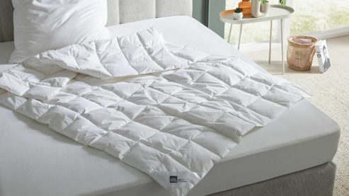 Daunendecke Interliving aus Federn + Daunen in Weiß Interliving Bettdecke Serie 9212 - Daunendecke als Sommerbett extra leicht, ca. 240 g Daunen & Federn - ca. 135 x 200 cm