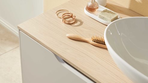 Waschtisch-Set / Waschbecken-Set Interliving aus Holz in Hellgrau Interliving Bad Serie 7969 - Badmöbel-Set mit vielen Extras sandfarbenes Lacklaminat & Eiche Como