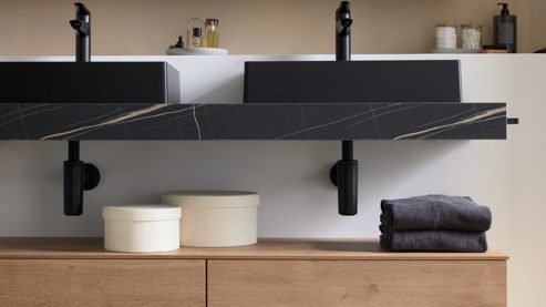 Badmöbel-Set Interliving aus Holz in Schwarz Interliving Bad Serie 7198 – Badmöbel-Set mit Extras Eiche Sierra & Marmor Venato Nero