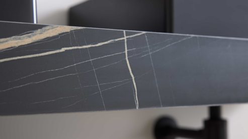 Badmöbel-Set Interliving aus Holz in Schwarz Interliving Bad Serie 3725 – Badmöbel-Set mit Extras Eiche Sierra & Marmor Venato Nero