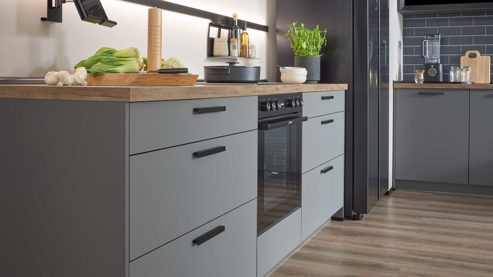 Einbauküche culineo® aus Holz in Dunkelgrau Culineo® Einbauküche C357 mit gorenje Einbaugeräten Schiefergrau & Schwarzglas - zweizeilig