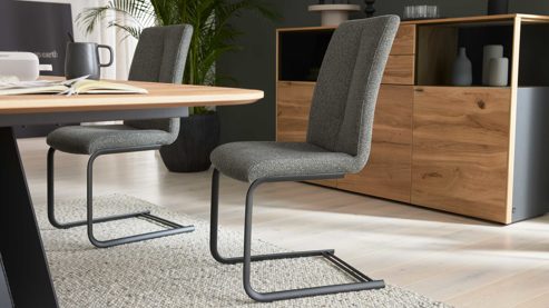 Tischgruppe Interliving aus Holz in Holzfarben Interliving Esszimmer Serie 5119 - Essgruppe helle Eiche rustico, anthrazitfarbenes Metall & olivfarbener Webstoff