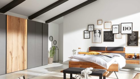 Komplettzimmer Interliving aus Holz in Dunkelgrau Interliving Schlafzimmer Serie 1025 – Komplettzimmer 530001 mit Beleuchtung Graphit & Balkeneiche gehackt - Liegefläche ca. 180 x 200 cm